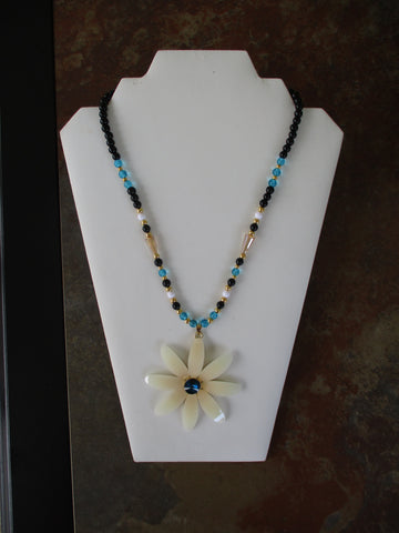 Black White Blue Glass Beads White Blue Gold Flower Pendant Necklace (N1446)