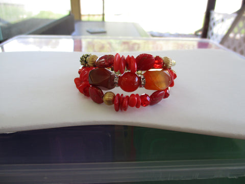 Red Glass Beads Gold Beads Memory Wire Bracelet (B593)