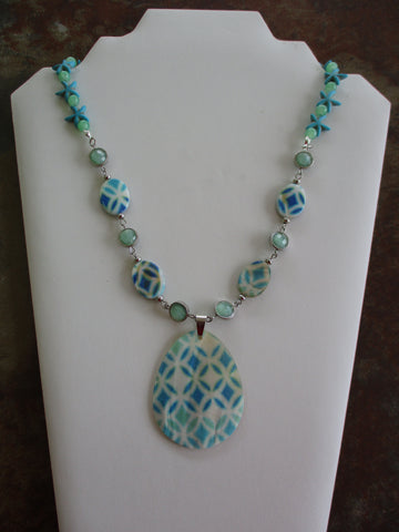Silver Green Glass Beads Blue Star Fish Beads Mother of Pearl Ink Stamped Shells Pendant Necklace (N1265)