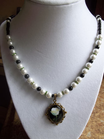 White Pearl Green Bling Black Glass Beads Bronze White Rose Pendant Necklace (N912)